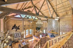 Großes Zimmer mit einer Treppe in einem Blockhaus in der Unterkunft Countryside Cabin Retreat with Outdoor Kitchen! 