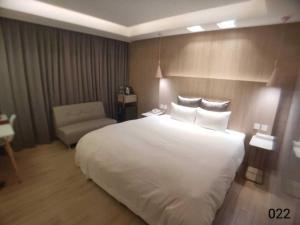 A bed or beds in a room at Wunsin Motel
