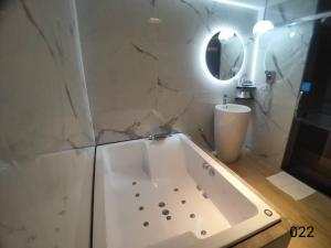 A bathroom at Wunsin Motel