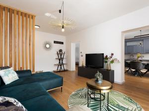 sala de estar con sofá verde y TV en Luxury Apartment Vabriga en Vabriga
