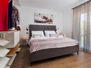 um quarto com uma cama grande e uma janela grande em Luxury Apartment Vabriga em Vabriga