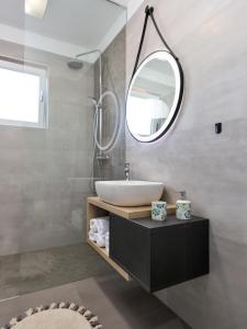 uma casa de banho com um lavatório e um espelho em Luxury Apartment Vabriga em Vabriga
