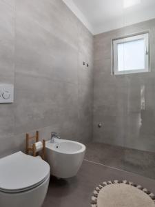 bagno con servizi igienici bianchi e lavandino di Luxury Apartment Vabriga a Vabriga