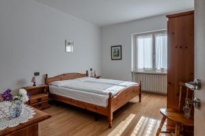 A bed or beds in a room at Agritur Cristina