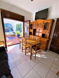 - une salle à manger avec une table et des chaises en bois dans l'établissement Villa Girasol, à Vidreres