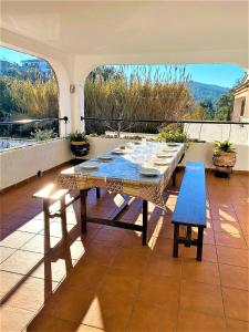 - une table à manger sur une terrasse avec vue dans l'établissement Villa Girasol, à Vidreres