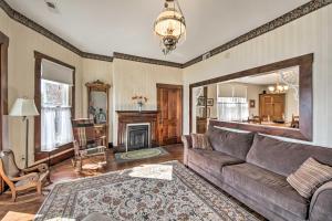 Χώρος καθιστικού στο 1872 Bethlehem Home with View of Ohio River!