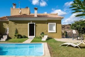 una casa con piscina frente a ella en Villa Pepa en Chilches