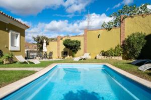 basen w ogrodzie domu w obiekcie Villa Pepa w mieście Chilches