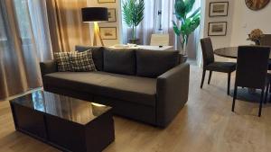 un soggiorno con divano e tavolo di JUAN BRAVO FRANCISCO SILVELA a Madrid