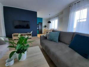 sala de estar con sofá y mesa en Chabrowa Apartamenty 1, en Milicz