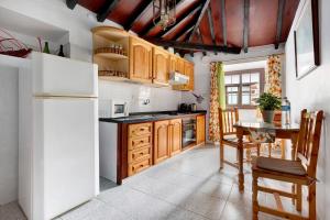 A kitchen or kitchenette at Casa Haba
