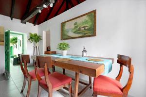 a dining room with a wooden table and chairs at Casa Haba in Sauzal