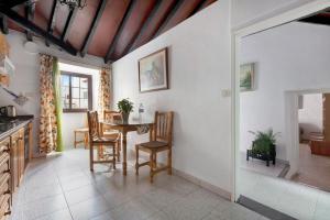 A kitchen or kitchenette at Casa Haba