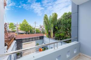 - un balcon avec vue sur un bâtiment dans l'établissement Cát Tường Villa gần biển, à Vung Tau