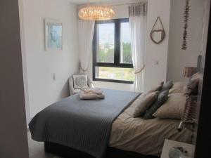 een slaapkamer met een groot bed en een raam bij Modern apartment close to centre of Denia Spain in Denia