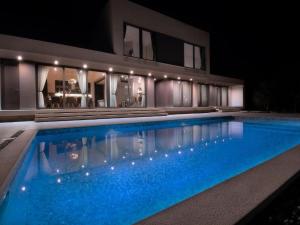 Bazén v ubytovaní Martincic residence - 5 stars luxury with pool heating on 4000m2 alebo v jeho blízkosti
