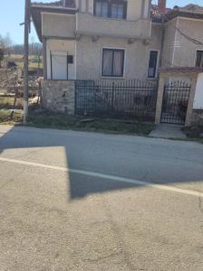 an empty street in front of a house at къща за гости Хайк in Beli Osŭm