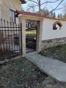 una puerta a una casa con una valla en къща за гости Хайк, en Beli Osŭm