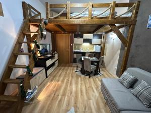 ein Wohnzimmer mit einem Hochbett und einem Esszimmer in der Unterkunft Apartman Planinski raj in Kopaonik + 37 Fotos