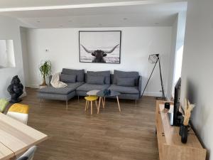 uma sala de estar com um sofá e uma mesa em Appartement situé en centre ville super lumineux em Dunkerque
