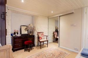 The Byre (Unusual and Different).的休息区