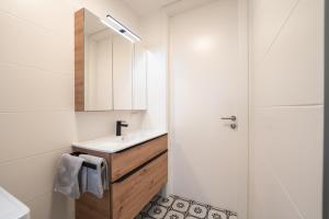 a bathroom with a sink and a mirror at Premium Apartments im Stadtzentrum in Graz