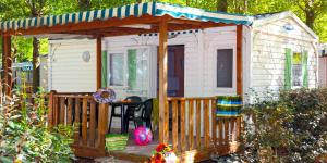Fotografia z galérie ubytovania Camping le Lac de Thoux v destinácii Saint-Cricq