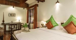 Postel nebo postele na pokoji v ubytování Angkor Village Hotel - Small Luxury Hotels of the World