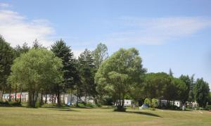 Fotografia z galérie ubytovania Camping le Lac de Thoux v destinácii Saint-Cricq