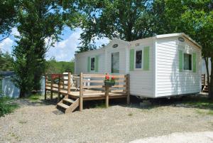 Fotografia z galérie ubytovania Camping le Lac de Thoux v destinácii Saint-Cricq