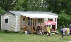 Fotografia z galérie ubytovania Camping le Lac de Thoux v destinácii Saint-Cricq