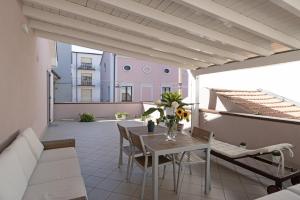 patio con mesa y sillas en el balcón en Timone 31, en Civitanova Marche
