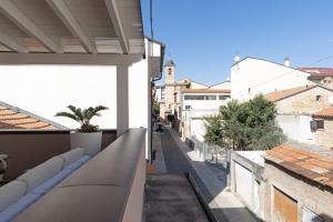 balcón con vistas a una calle de la ciudad en Timone 31, en Civitanova Marche