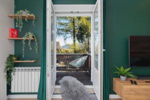 uma sala de estar verde com uma porta que abre para um pátio em Apartament Salamandra Giewont View by Renters Prestige em Zakopane