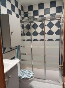 ein Badezimmer mit Dusche, Toilette und Waschbecken in der Unterkunft Apartamento situado en Maspalomas in Las Palmas de Gran Canaria