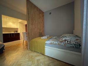 um quarto com uma cama e um quarto com uma cozinha em Bonifraterska 15 Studio - Old Town Apartment em Varsóvia