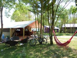 Fotografia z galérie ubytovania Camping le Lac de Thoux v destinácii Saint-Cricq
