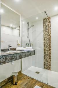La salle de bains est pourvue d'une douche et d'un lavabo. dans l'établissement Les Jardins de l'Anjou, à La Pommeraye