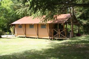 Fotografia z galérie ubytovania Camping le Lac de Thoux v destinácii Saint-Cricq