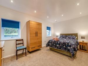 Crawshaw Booth的住宿－Hen House View 2 - Uk41551，一间卧室配有一张床、一个橱柜和一把椅子