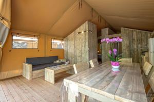 Fotografia z galérie ubytovania Camping le Lac de Thoux v destinácii Saint-Cricq