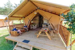 Fotografia z galérie ubytovania Camping le Lac de Thoux v destinácii Saint-Cricq