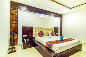 1 dormitorio con 1 cama grande en una habitación en FabHotel Transit Delhi Airport Mahipalpur, en Nueva Delhi