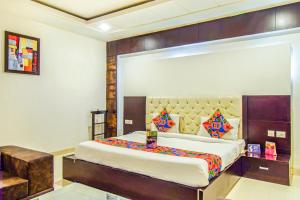 1 dormitorio con 1 cama grande en una habitación en FabHotel Transit Delhi Airport Mahipalpur, en Nueva Delhi