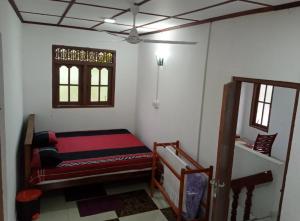 Habitación con cama, ventana y techo. en Villa 47 Akurala en Andurangoda