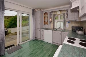 A kitchen or kitchenette at Cottage 171 - Clifden