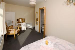 um quarto com uma cama e um quarto com um espelho em Cottage 171 - Clifden em Clifden