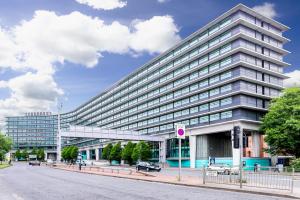 un grand bâtiment de bureau dans une rue de la ville dans l'établissement Manchester Marriott Hotel Piccadilly, à Manchester