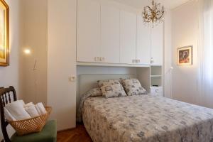 ラ・スペツィアにあるLa Spezia Holidaysの小さなベッドルーム(ベッド1台、椅子付)